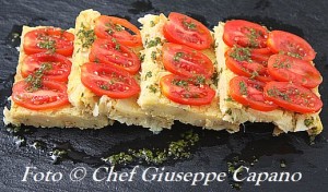 Piccoli quadrati di farinata agli asparagi con pomodori 518
